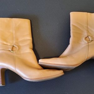 Amanda Smith Karma Tan leather boots sz 7.5 Back zip up boots.